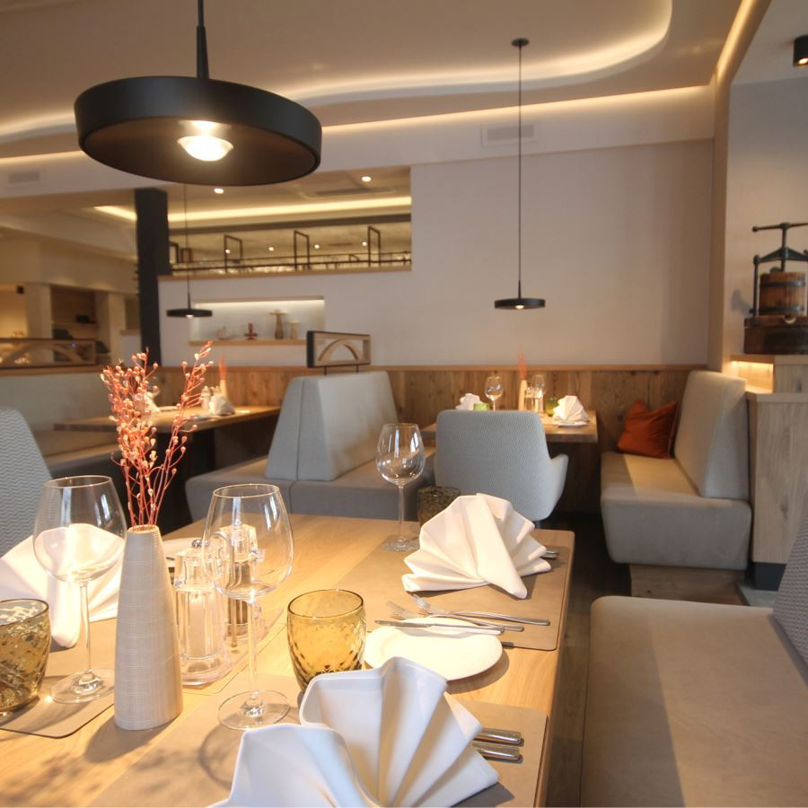 Stilvoll gedeckter Tisch im Restaurant des Hotels Bercher