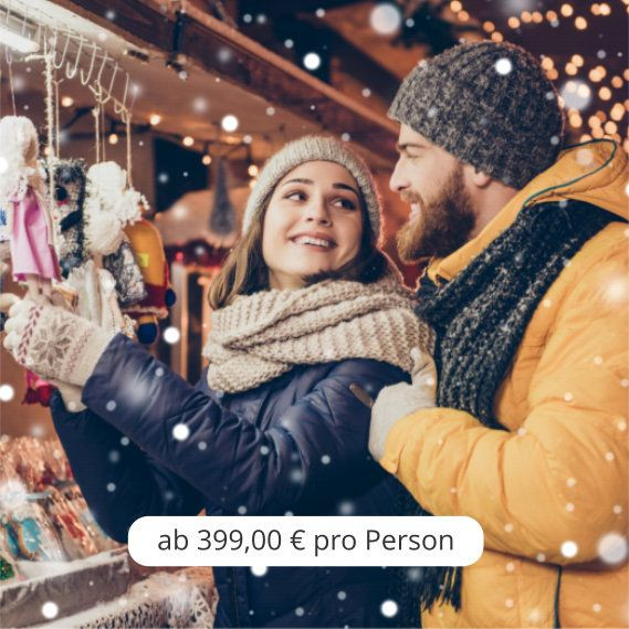 Mann und Frau auf dem Weihnachtsmarkt