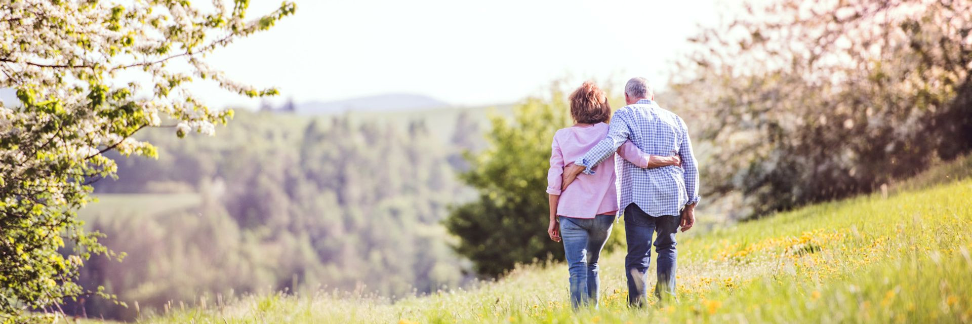 Mann und Frau von hinten beim Wandern