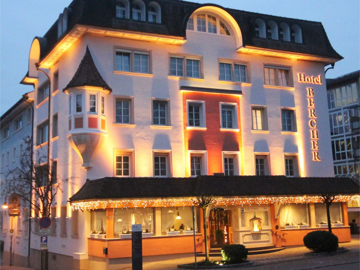 Hotelansicht Winter Quadratformat