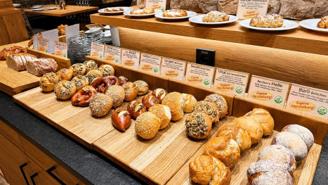 fruehstuecksbuffet-backwaren-hotel-bercher-2