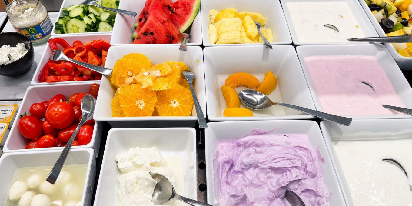 Frische Früchte, Joghurt und Gemüse am Frühstücksbuffet im Hotel Bercher