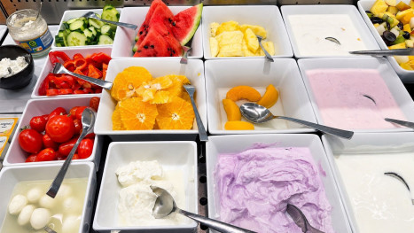 Frische Früchte, Joghurt und Gemüse am Frühstücksbuffet im Hotel Bercher