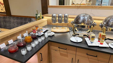 Marmeladen, Honig und weitere Frühstücksangebote am Frühstücksbuffet im Hotel Bercher