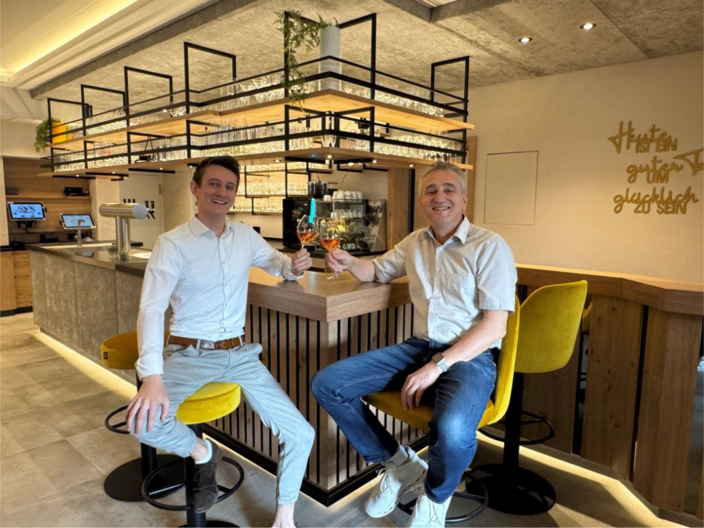 Philipp und Matthias an der Bar