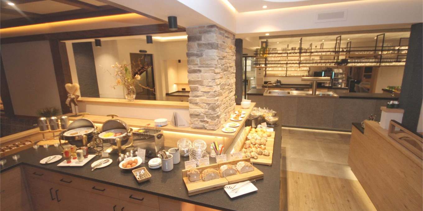 Frühstücksbuffet mit Eierspeisen und warmen Speisen im Hotel Bercher