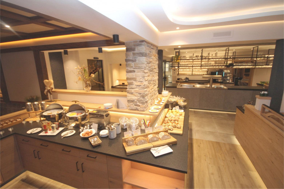 Frühstücksbuffet mit Eierspeisen und warmen Speisen im Hotel Bercher