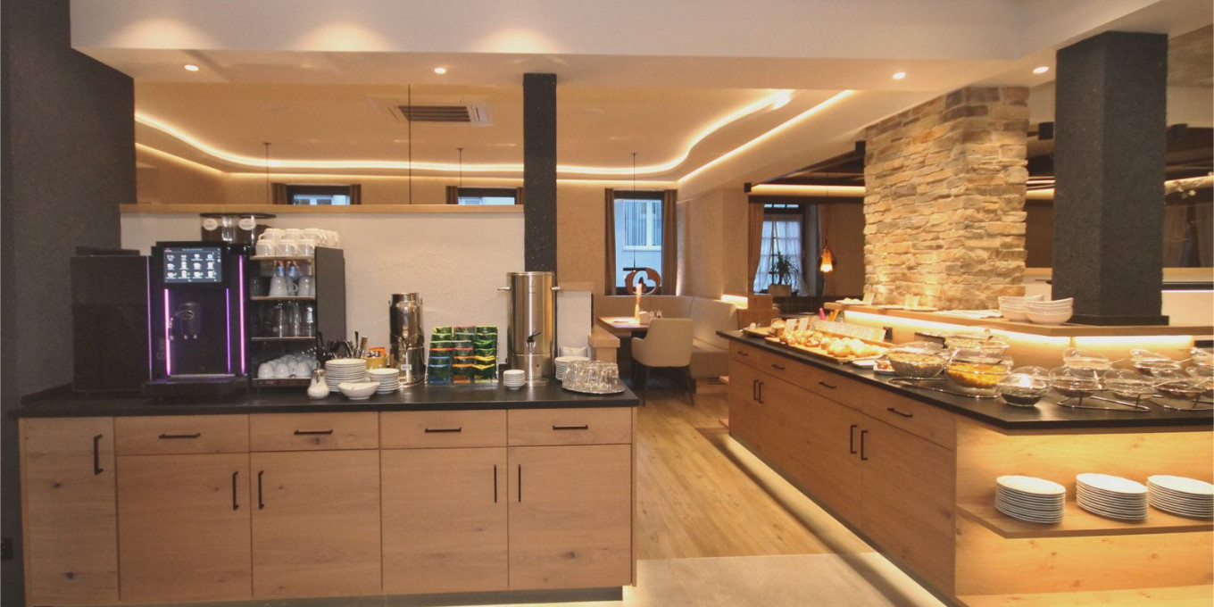 Kaffeemaschine und Frühstücksbuffet im Hotel Bercher in Waldshut-Tiengen
