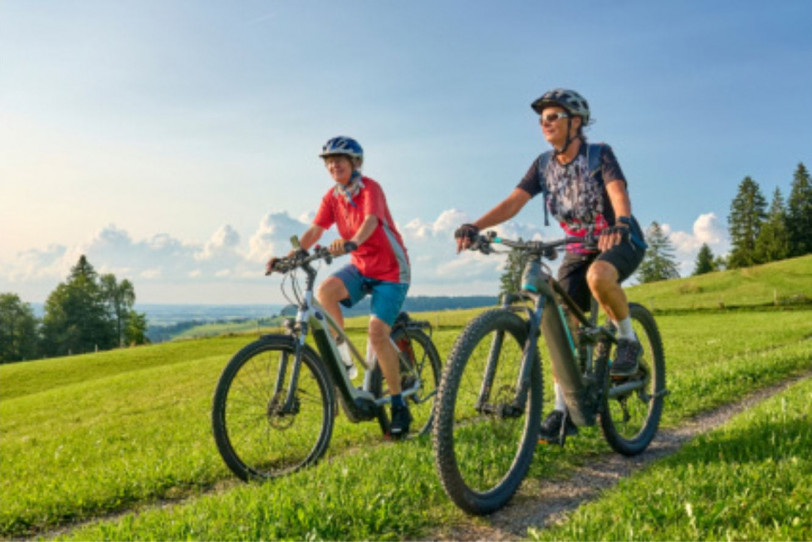 2 Fahrradfahrer in der Landschaft