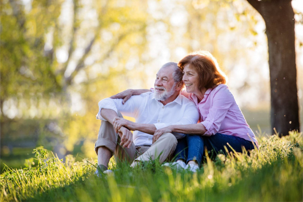 Mann und Frau sitzen auf Wiese