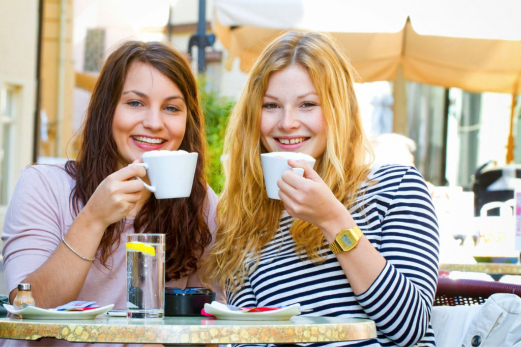 zwei Frauen beim Kaffeetrinken