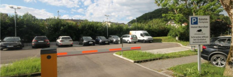 Zufahrt zum Parkplatz des Hotel Bercher mit Schrankenanlage