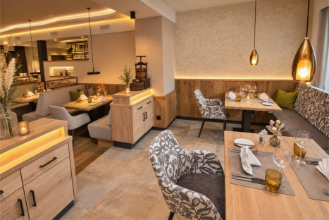 Empore im Restaurant des Hotel Bercher mit Sitzplätzen und gedeckten Tischen