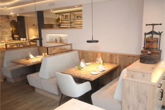 Stilvoll eingerichteter Innenbereich des Restaurants im Hotel Bercher