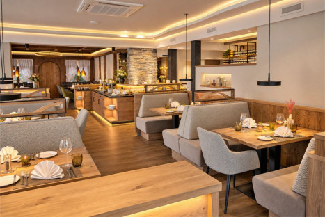 Moderner Sitzbereich im Restaurant des Hotel Bercher mit gedeckten Tischen