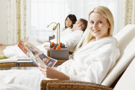 Frau beim Zeitschriften lesen im Ruheraum