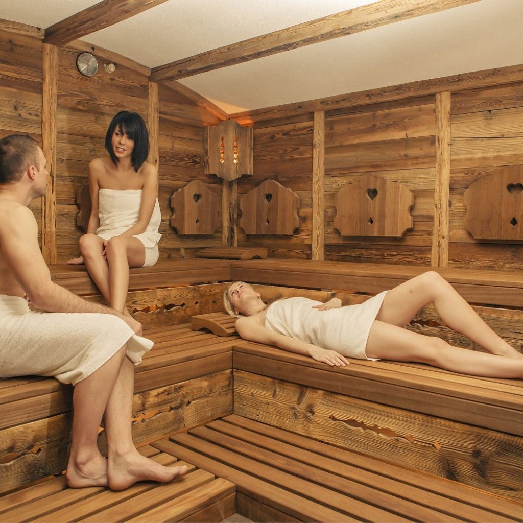 zwei Frauen und ein Mann in der finnischen Sauna
