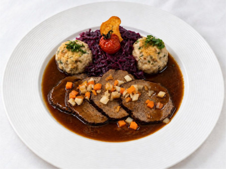 Rinderbraten mit Beilagen im Restaurant des Hotel Bercher