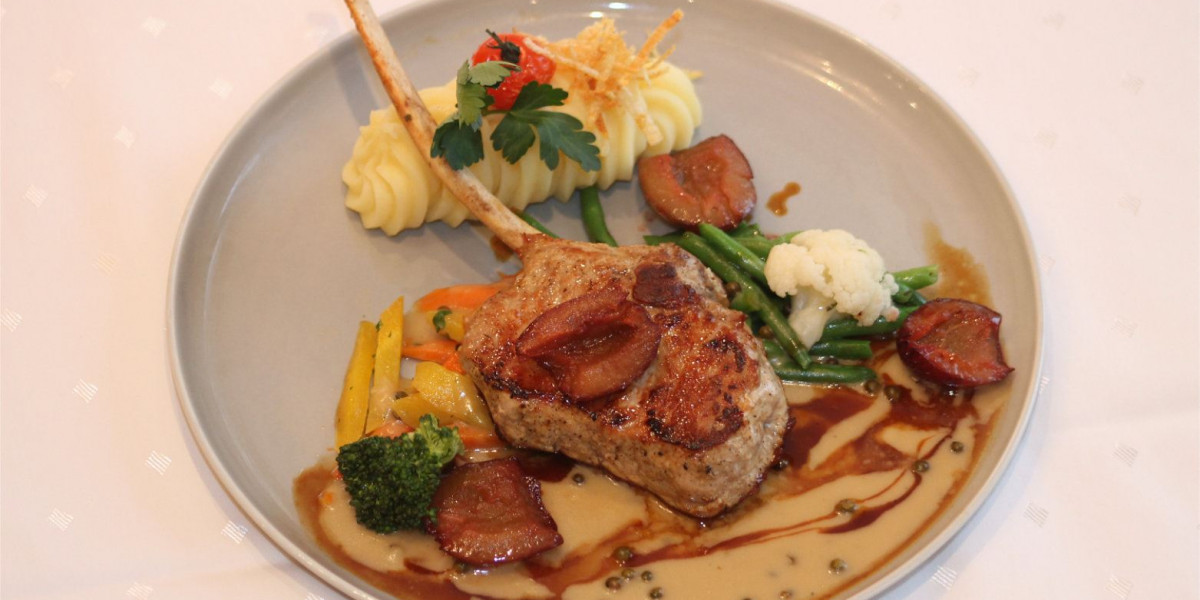 Kalbskotlett mit langem Knochen-Püree und Gemüse