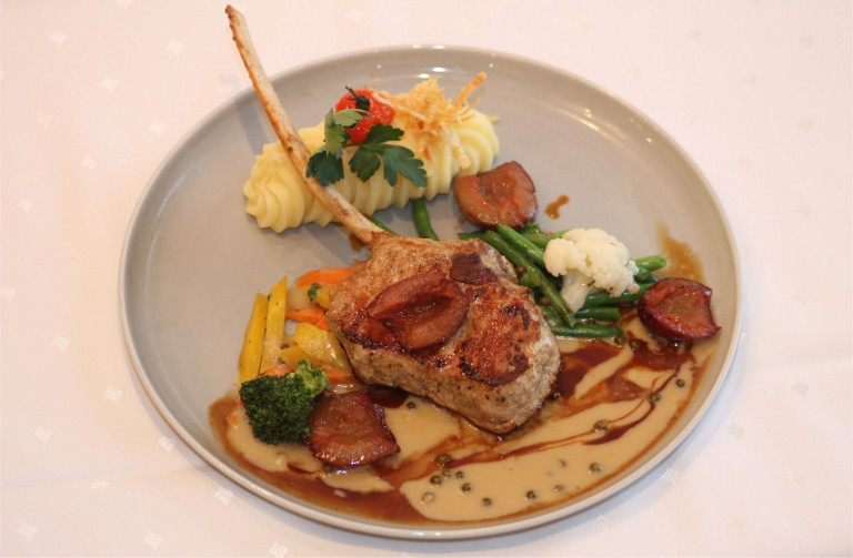 Kalbskotlett mit langem Knochen-Püree und Gemüse