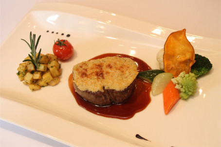 Überbackenes Rumpsteak mit Gemüse und Kartoffeln im Genuss-Restaurant Hotel Bercher