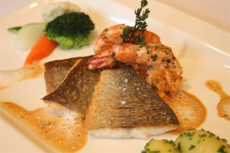Wolfsbarschfilet mit Garnele und Kartoffeln im Genuss-Restaurant Hotel Bercher