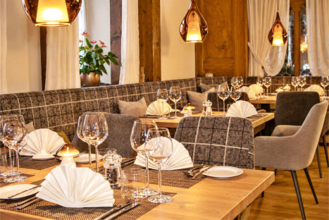 Stilvoll gedeckter Restaurant-Innenraum im Hotel Bercher