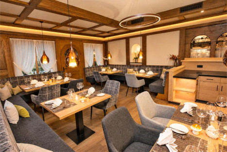 Gemütlicher Restaurant-Innenraum im Hotel Bercher mit gedeckten Tischen