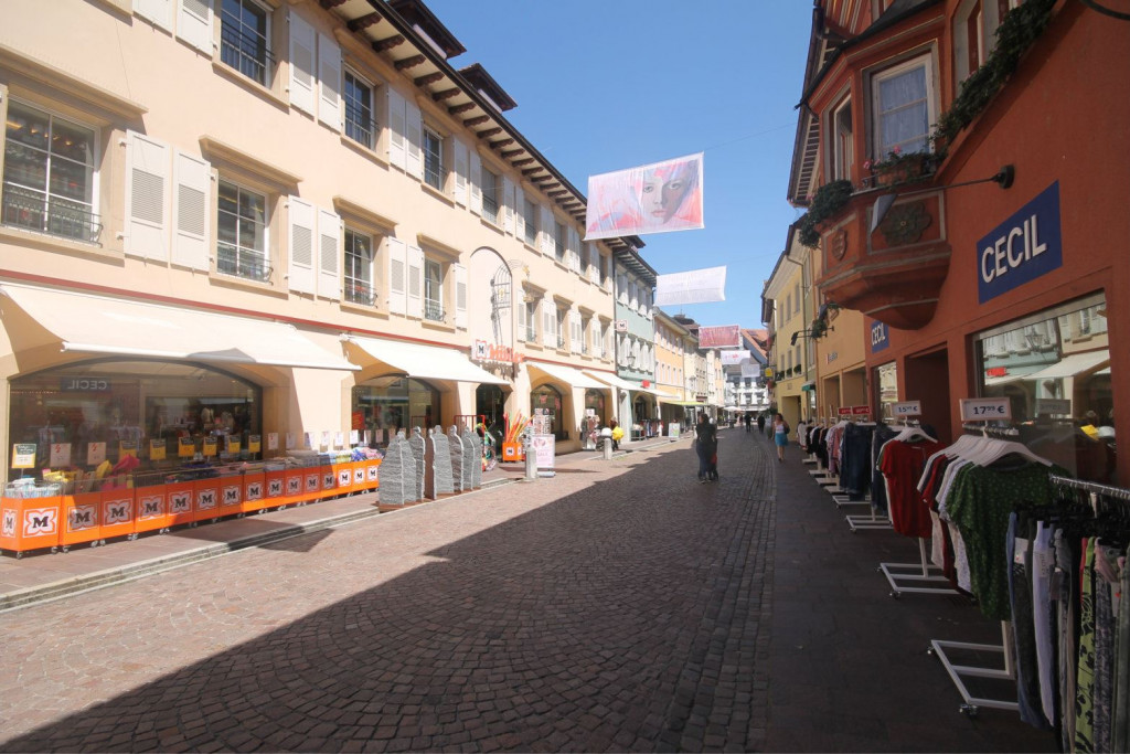 oberer Teil der Fussgängerzone in Tiengen im Sommer