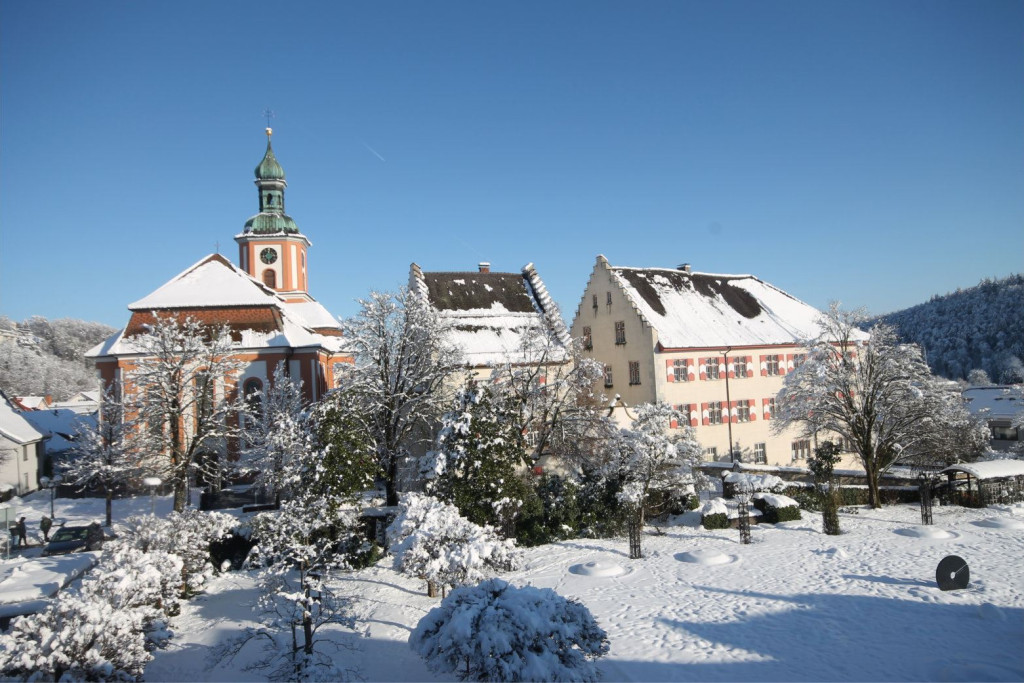 Schloss Tiengen mit Kirche in verschneiter Winterlandschaft