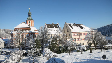 Tiengener Schloss mit Kirche im Winter