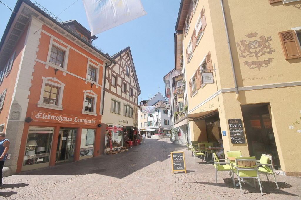 unterer Teil der Fussgängerzone in Tiengen im Sommer