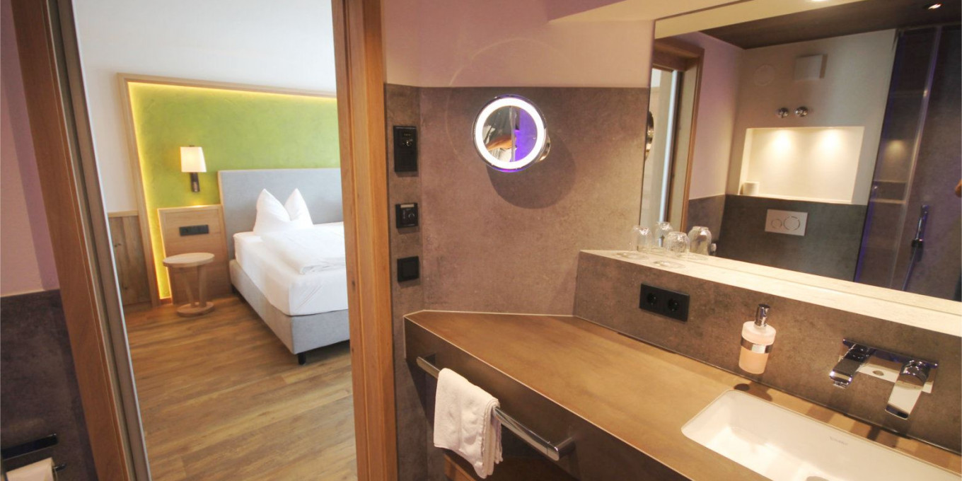 Alpin Doppelzimmer 214 mit Blick vom Badezimmer im Hotel Bercher in Waldshut-Tiengen. 