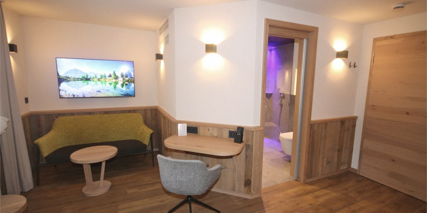Sitzbreich mit Couch im Alpin Doppelzimmer 214 im Hotel Bercher in Waldshut-Tiengen.