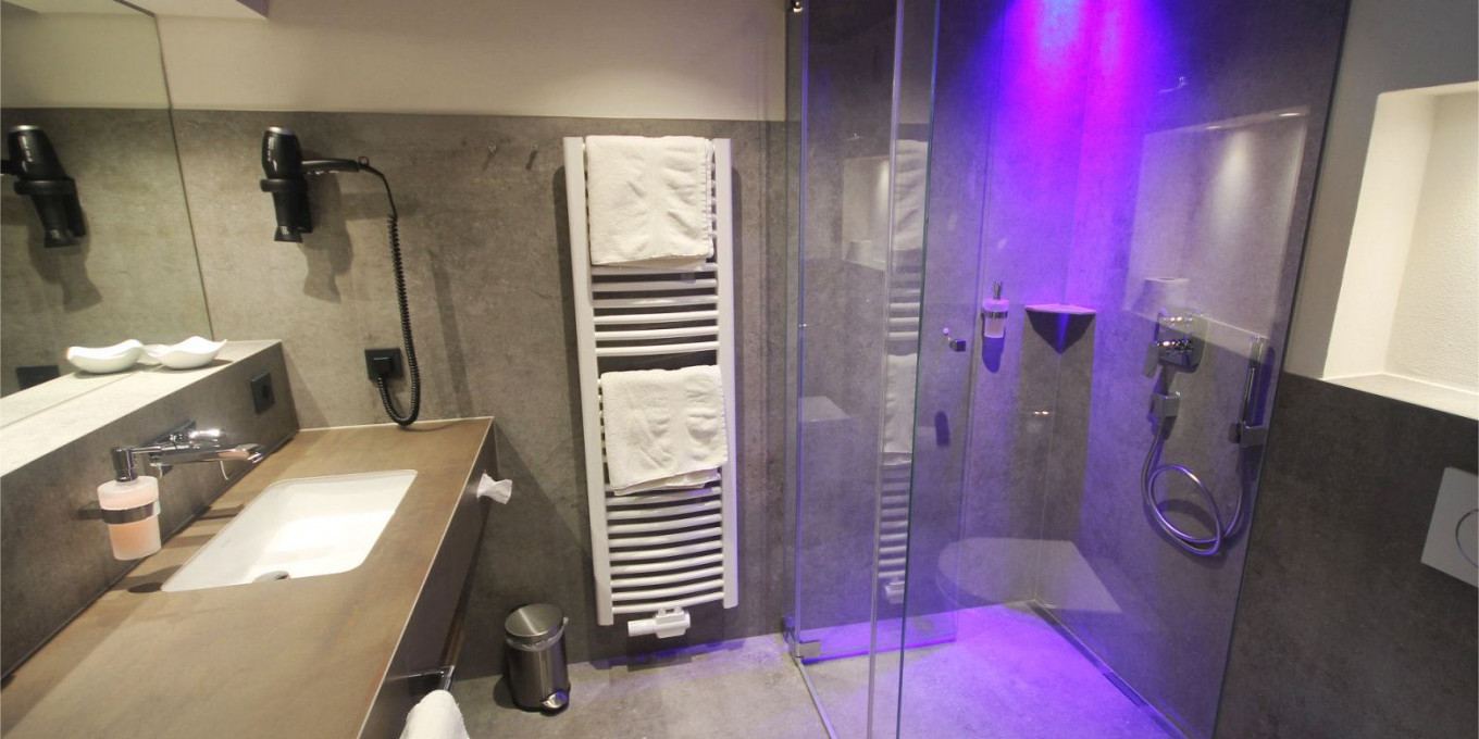 Modernes Badezimmer 214 im Hotel Bercher in Waldshut-Tiengen.