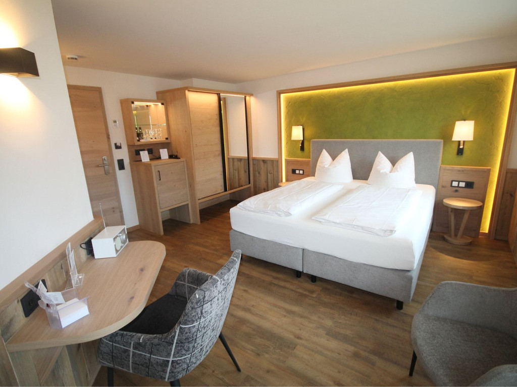 Modernes Doppelzimmer Alpin im Hotel Bercher in Waldshut-Tiengen im Südschwarzwald.
