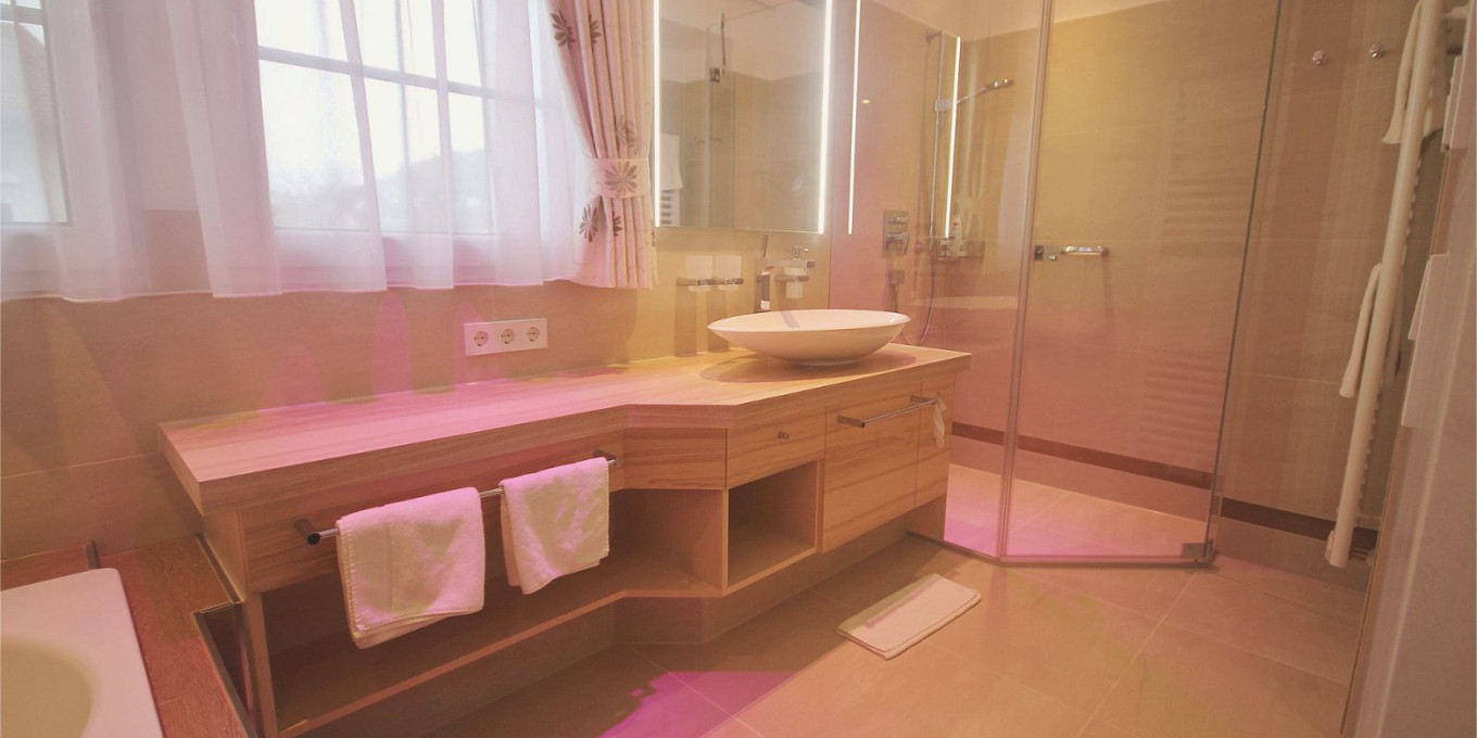 Modernes Badezimmerdes Fernblick Doppelzimmers 402 im Hotel Bercher.