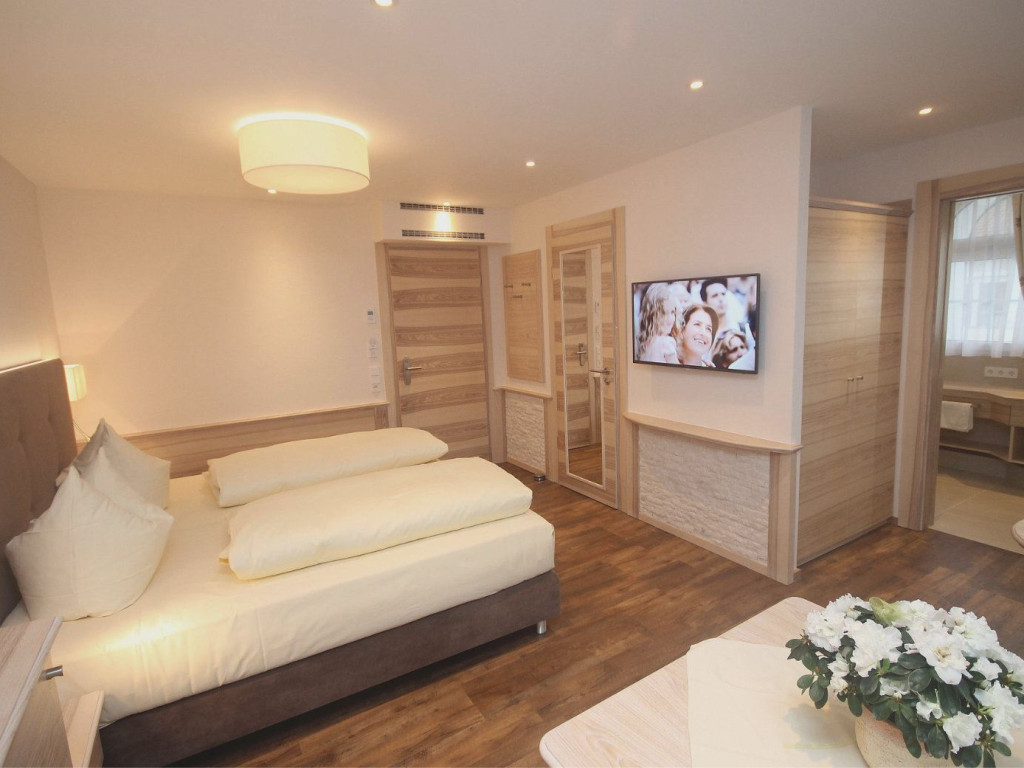 Fernblick Doppelzimmer 402 im Hotel Bercher in Waldshut-Tiengen.