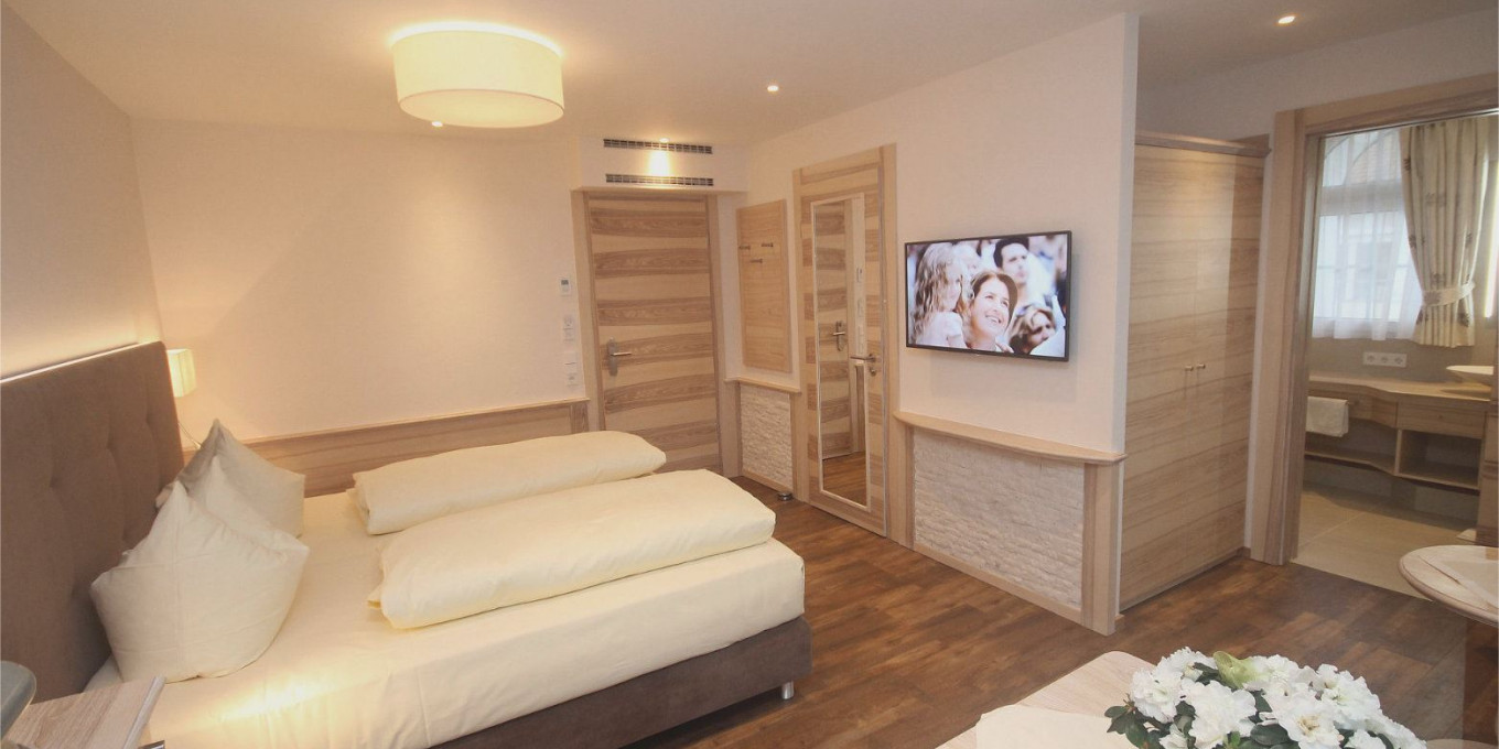Fernblick Doppelzimmer 402 im Hotel Bercher in Waldshut-Tiengen.