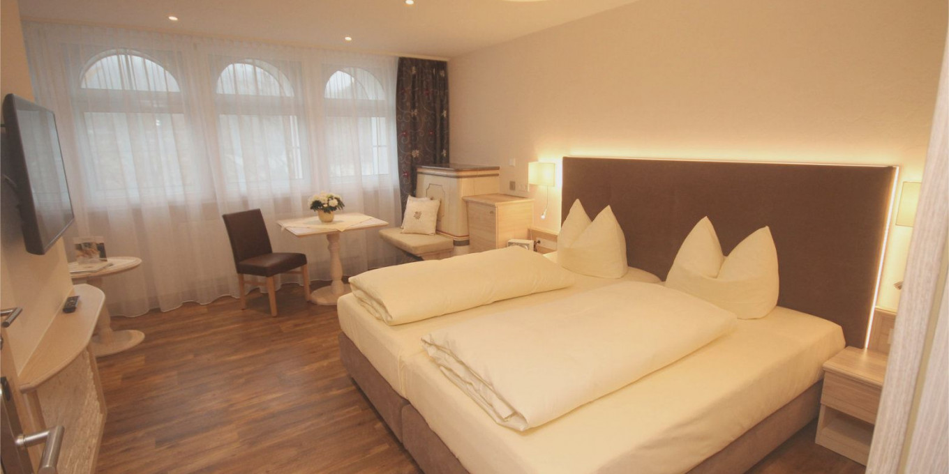 Fernblick Doppelzimmer 402 mit Blick zum Fenster im Hotel Bercher in Waldshut-Tiengen.