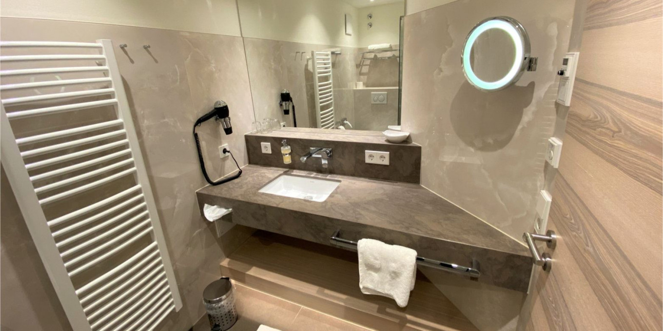 Modernes Badezimmer des Schlossblick Doppelzimmers 112 im Hotel Bercher.