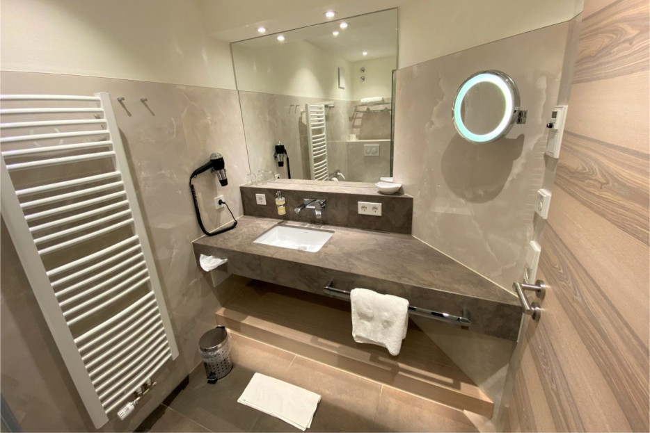 Modernes Badezimmer des Schlossblick Doppelzimmers 112 im Hotel Bercher.