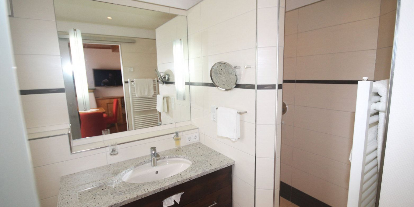 Modernes Badezimmer des Stuben Doppelzimmers 310 im Hotel Bercher.