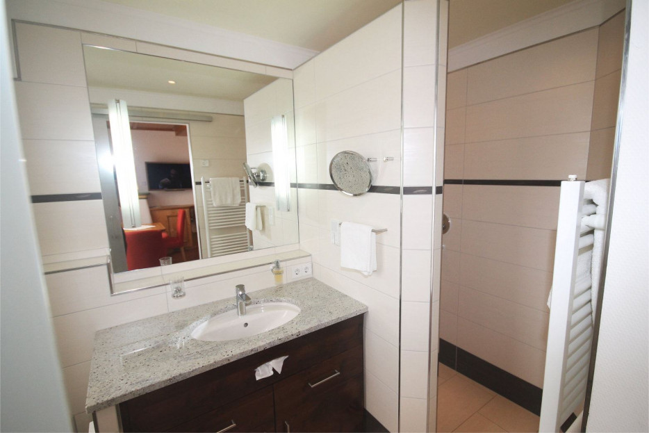 Modernes Badezimmer des Stuben Doppelzimmers 310 im Hotel Bercher.