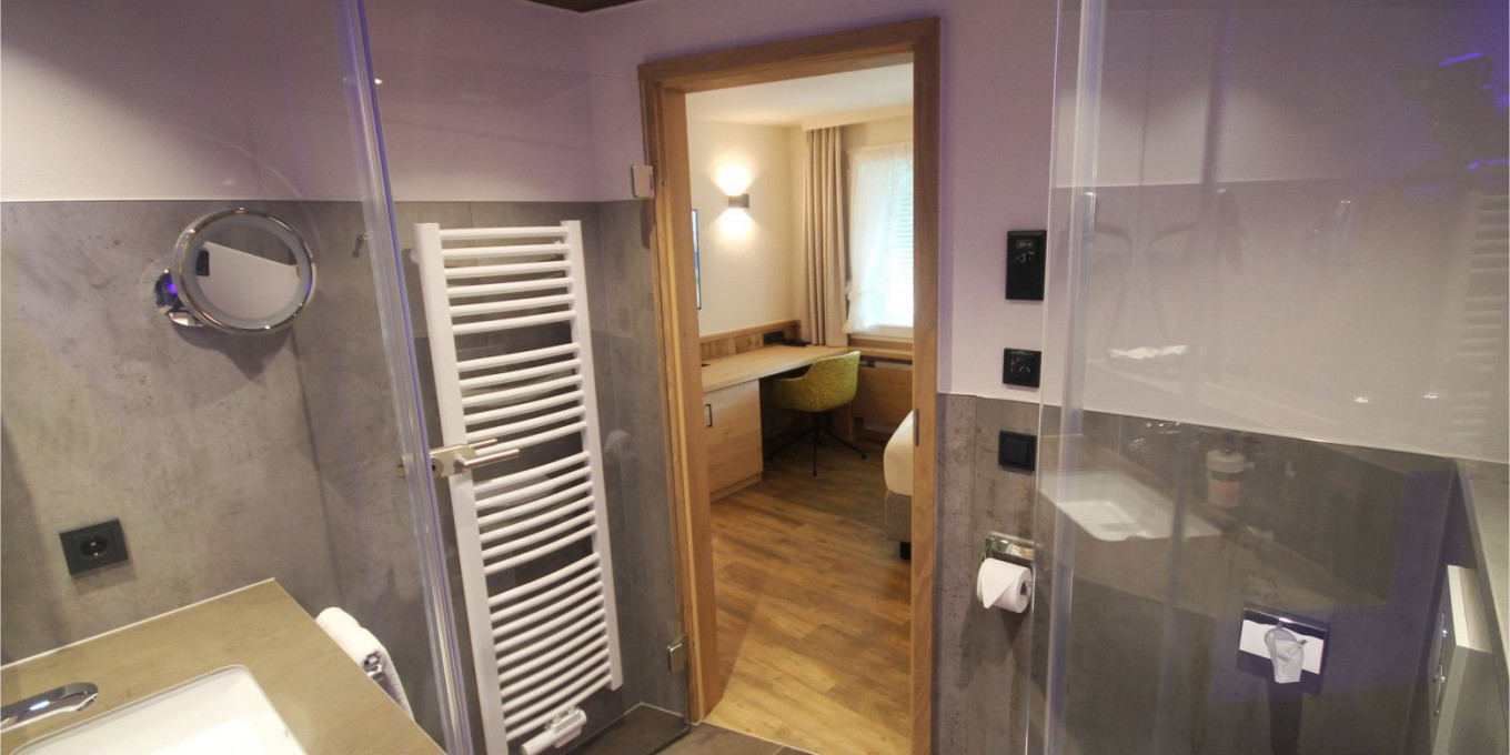 Modernes Badezimmer des Alpin Einzelzimmers 215 im Hotel Bercher.