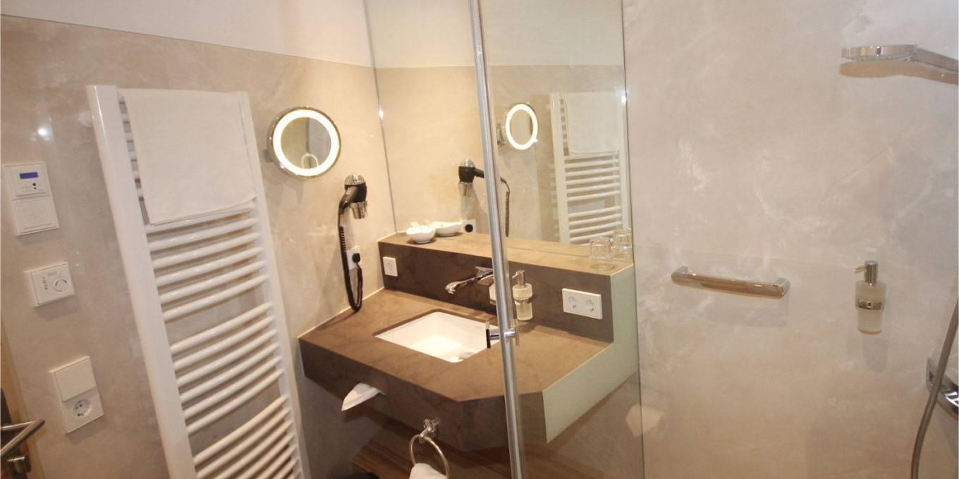 Modernes Badezimmer des Business Einzelzimmers 202 im Hotel Bercher.