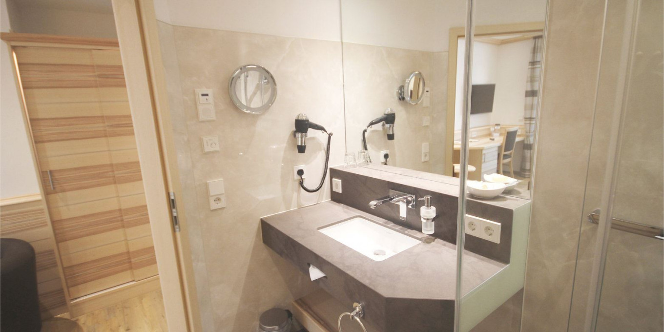 Badezimmer des Business Einzelzimmers 204 im Hotel Bercher.
