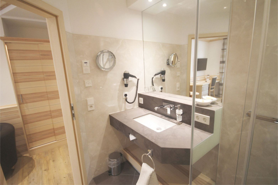 Badezimmer des Business Einzelzimmers 204 im Hotel Bercher.