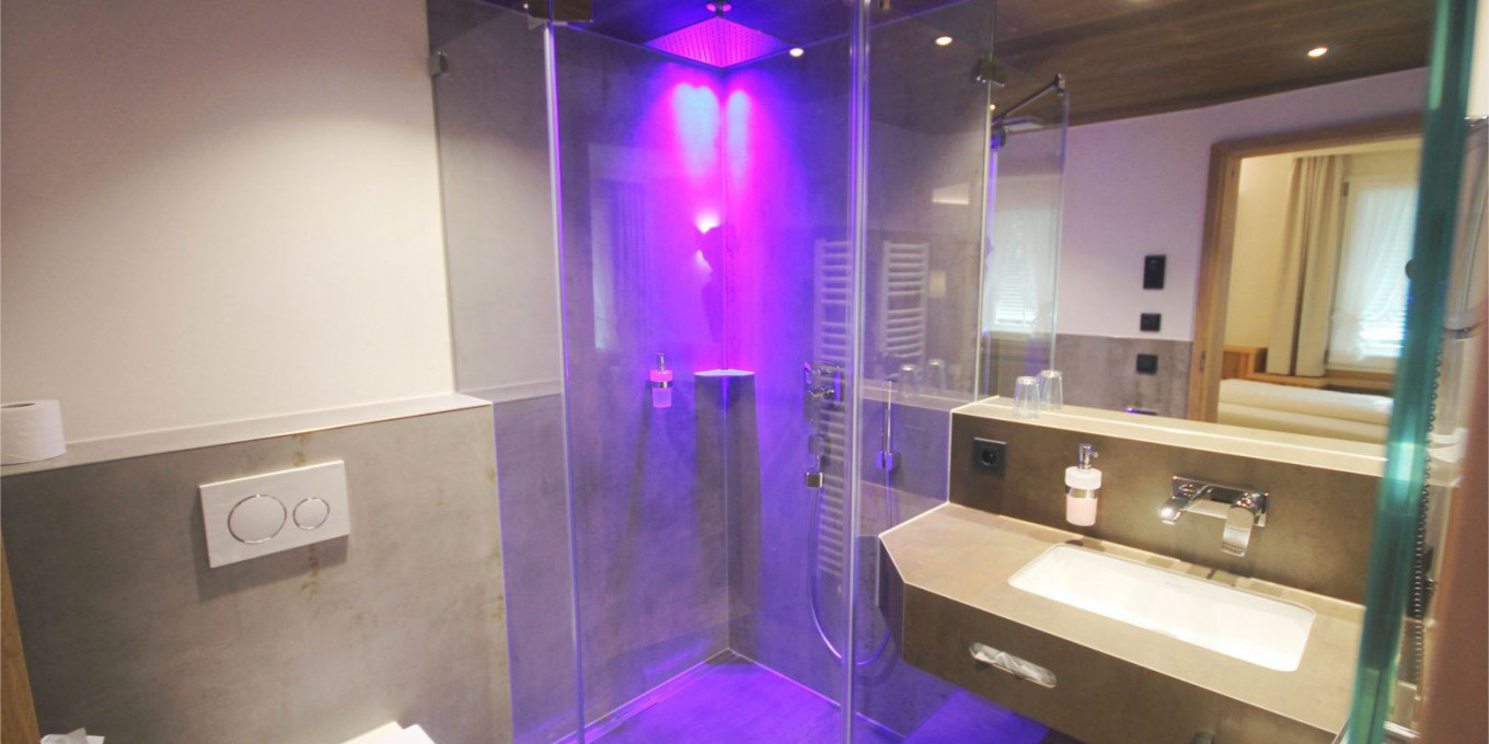 Modernes Badezimmer des Large Alpin Einzelzimmers 209 im Hotel Bercher.