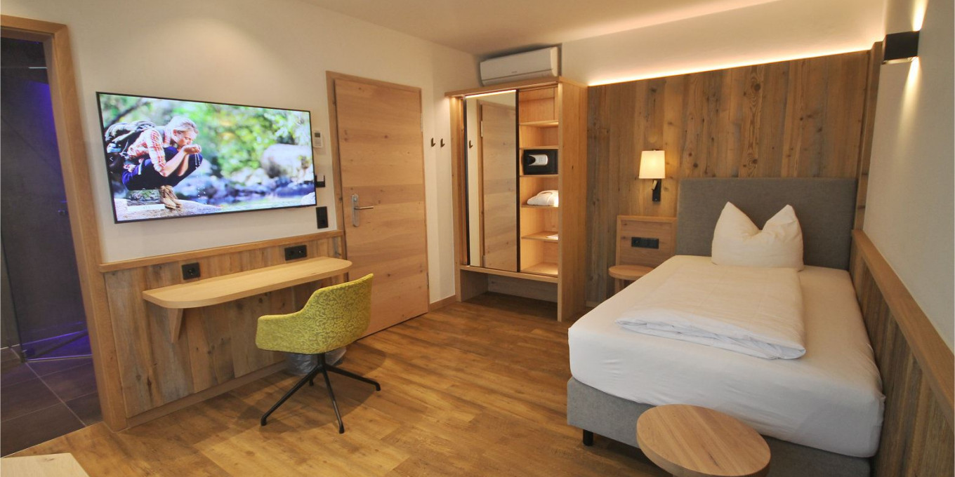 Large Alpin Einzelzimmer 209 mit Blick vom Eingangsbereich im Hotel Bercher in Waldshut-Tiengen.